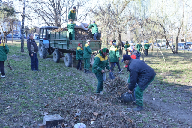 Primarul general interimar a inspectat lucrările de salubrizare de primăvară pe șos. Muncești