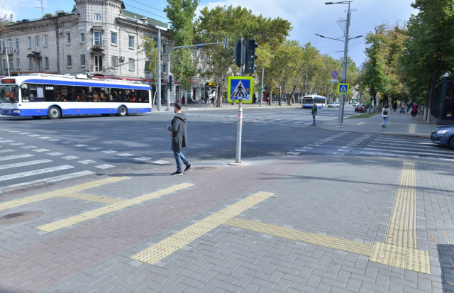 Amenajarea pavajului tactil în zona centrală a capitalei