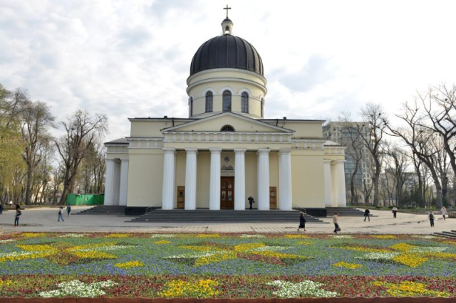 Inaugurarea covorului de flori în scuarul Catedralei Mitropolitane ”Nașterea Domnului”