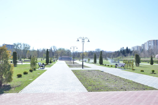 Plantarea a 3 mii de trandafiri în Parcul „Dendrariu" din capitală