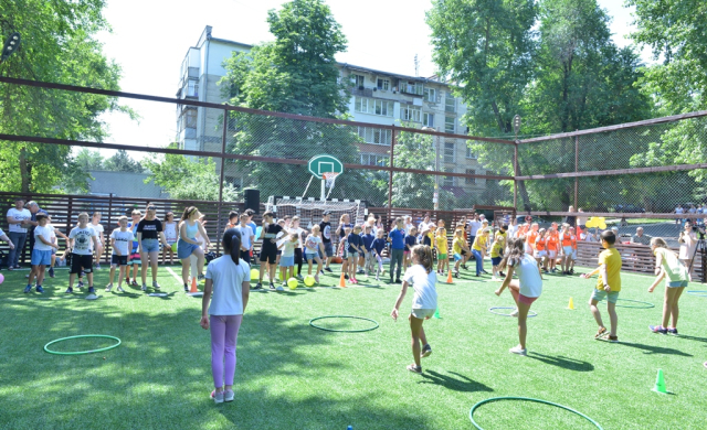 Inaugurarea a 2 terenuri de minifotbal în cadrul Programului municipal de amenajare a terenurilor sportive în curțile de bloc