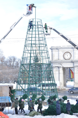 Demontarea Pomului de Crăciun din centrul Capitalei