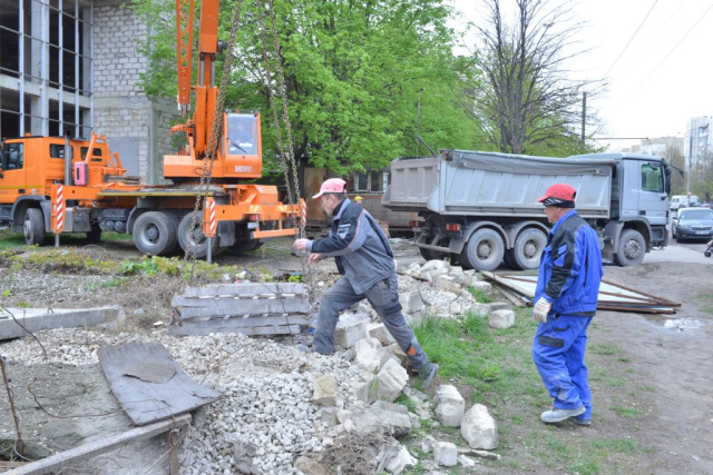 Demolarea gardului amenajat ilegal pe str. Alba Iulia, 77, sectorul Buiucani