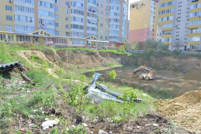 Astuparea gropii de fundație a șantierului din str. Alba-Iulia, 89

