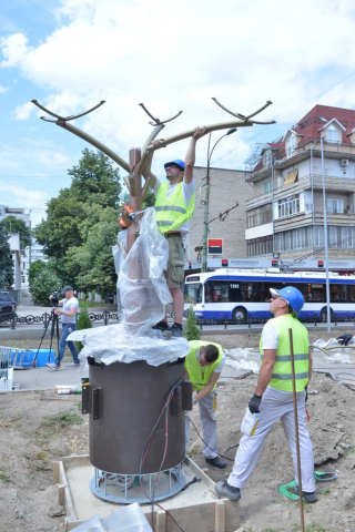 Instalarea a doi arbori fotovoltaici în Chişinău