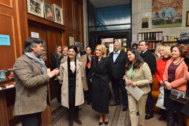 Primarul general interimar, Silvia Radu, împreună cu primarul general al municipiului București, Gabriela Firea, au vizitat biblioteca ”Onisifor Ghibu” din Chișinău