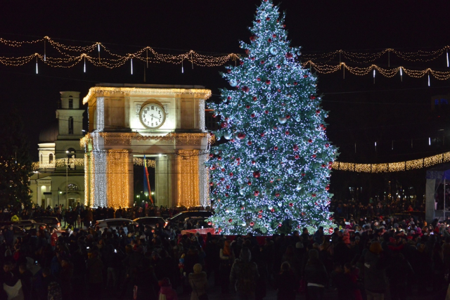 Chişinăul şi-a aprins luminile de sărbătoare şi a inaugurat Pomul de Crăciun 