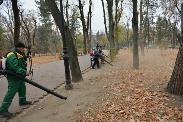 Prezentarea suflantelor de strâns frunzele şi instalarea sistemului de irigare în Grădina Publică „Ștefan cel Mare şi Sfânt”