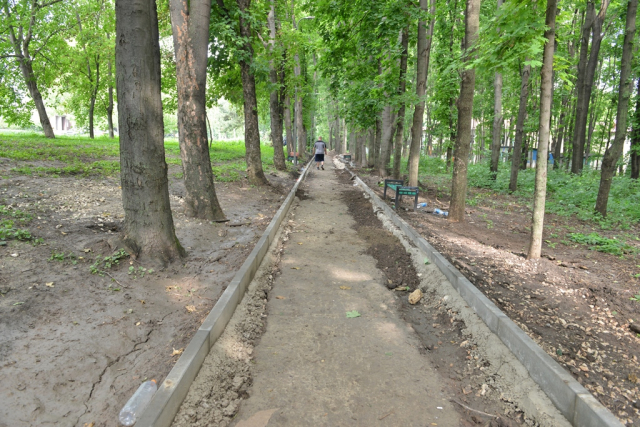 Construcţia trotuarului în Parcul „Butoiaş" din str. Nicolae Costin