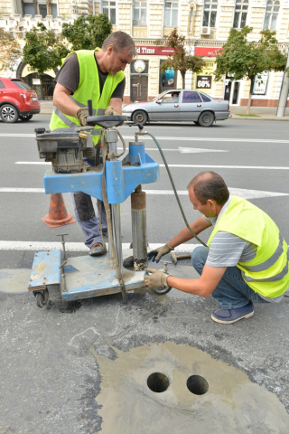 Testarea calităţii lucrărilor la asfaltare a bulevardelor Ștefan cel Mare și Sfânt și Constantin Negruzzi 