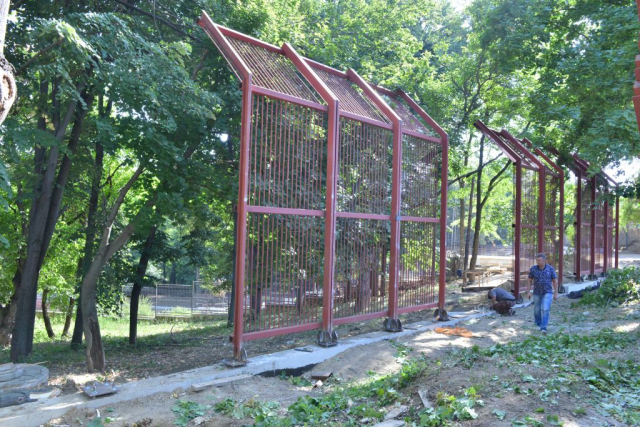 Desfășurarea lucrărilor de construcție a volierei pentru urși la Grădina Zoologică din Chișinău