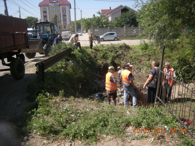 Curăţarea albiei râuleţului Durleşti