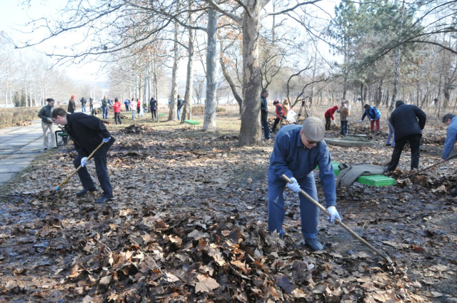 Acţiune de salubrizare a Parcului „La Izvor”