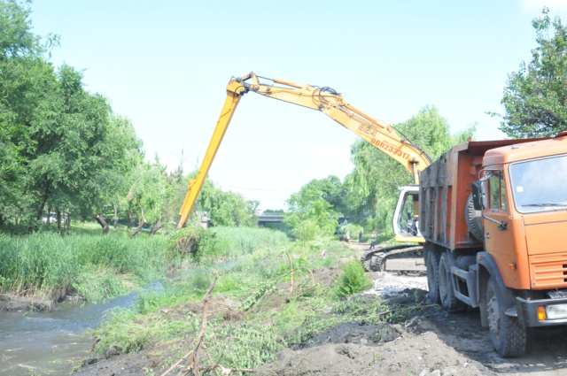 Curăţarea albiei râului Bâc
