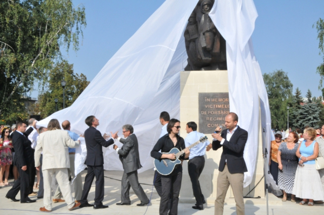 Monumentul în memoria victimelor deportărilor comuniste, inaugurat la Chişinău 