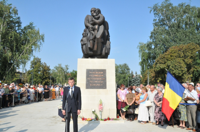 Dezvelirea Monumentului în memoria victimelor deportărilor comuniste, în imagini foto

 