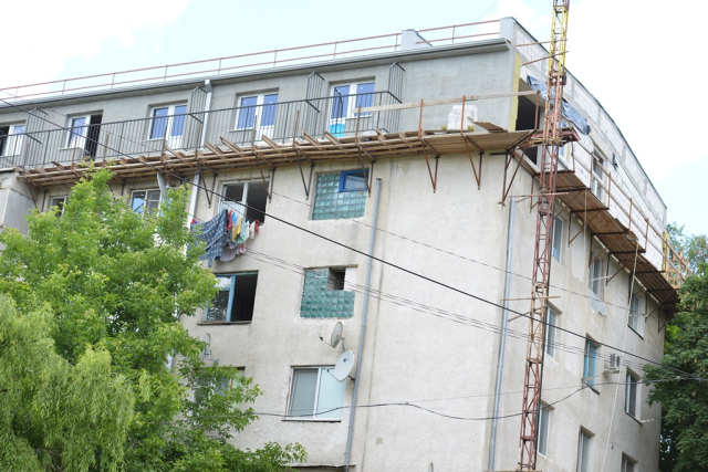 Stadiul lucrărilor privind reconstrucția mansardei din strada Independenței 10/2