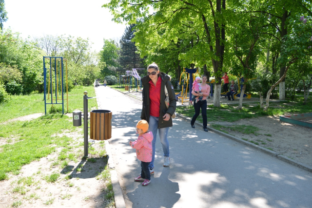 Continuă instalarea coșurilor de gunoi în capitală