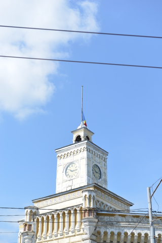 Primăria Chişinău a coborât drapelele în bernă 