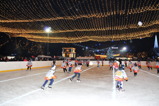 Patinoar în aer liber în Piaţa Marii Adunări Naţionale