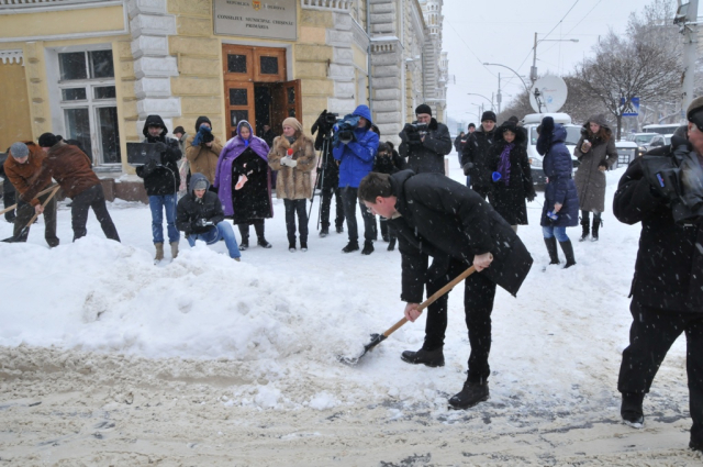 Municipalitatea îndeamnă toţi locuitorii capitalei să participe la deszăpezirea oraşului 