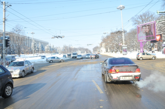 Serviciile municipale de deszăpezire activează în regim non-stop