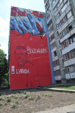 Imagini ale mişcării „Solidaritate” din Polonia, pe un bloc de locuinţe din Chişinău 