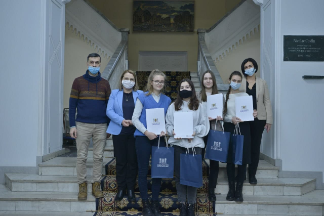 Un grup de copii de la Școala de Arte „Alexei Stârcea” din Chișinău a primit diplome de participare în cadrul unei expoziții internaționale din Xi-An, China