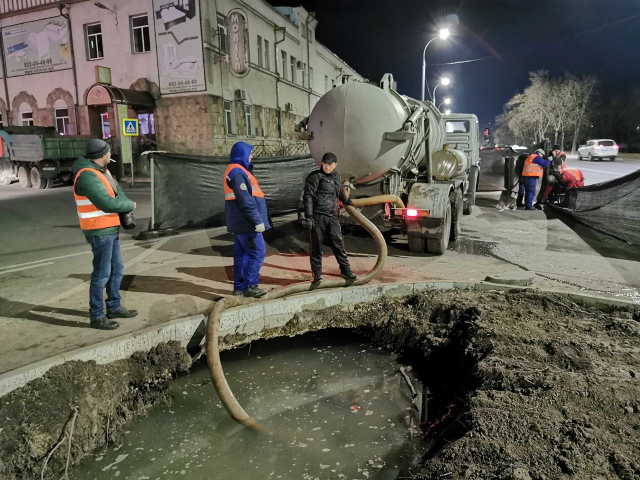 Serviciile municipale intervin pentru restabilirea alimentării cu apă pe unele adrese din bd. Grigore Vieru