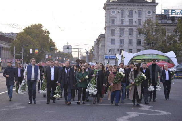 Conducerea Primăriei Chișinău a depus flori la monumentul domnitorului Ștefan cel Mare și Sfânt