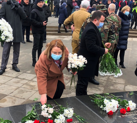 
Вице-примар Анжела Кутасевич вместе с делегацией примэрии возложила цветы в память о павших в войне в Афганистане