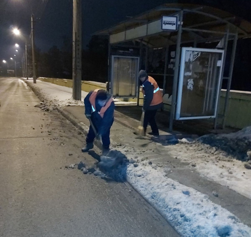 
Муниципальные службы борются с гололедом в городе ночью