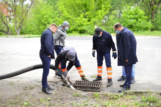 Проведение работ по очистке ливневой канализации на улице Албишоара