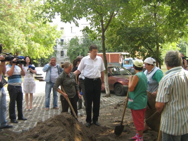 Inspectarea lucrărilor de amenajare a curţii de blocuri din strada Alba Iulia 202

