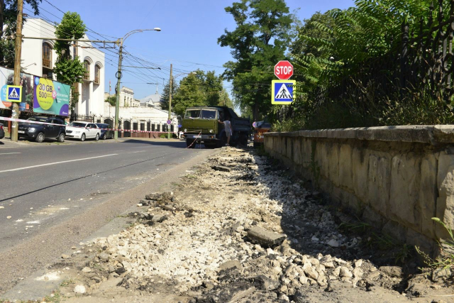 Renovarea trotuarelor pe de străzile Mitropolit G. Bănulescu – Bodoni și Alexandr Pușkin, în cadrul primei etape, va fi finalizată până la 1 septembrie, a.c.