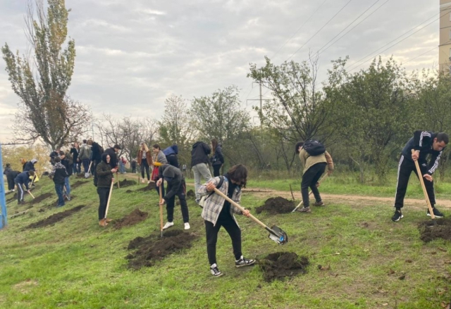 În cadrul acțiunii de înverzire de sâmbătă, pe teritoriul capitalei  au fost plantați cca 12 mii de arbori