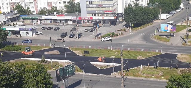 Асфальтирование пешеходной аллеи на бульваре Мирча чел Бэтрын в столичном секторе Чокана

