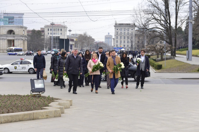 Administraţia capitalei a adus un omagiu participanților la luptele pentru apărarea integrităţii şi independenţei Republicii Moldova