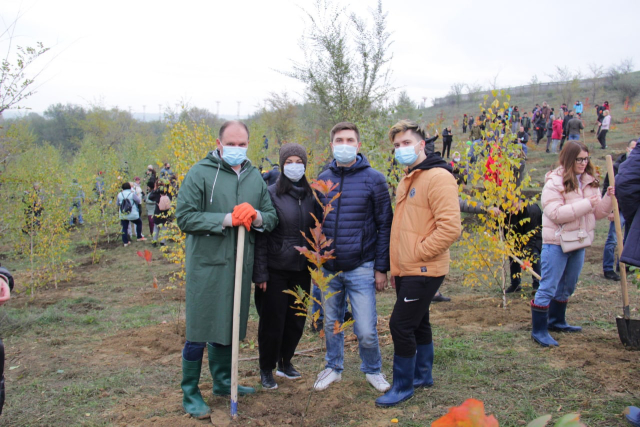 Primarul general, împreună cu angajații municipalității a participat la o nouă acțiune de plantare a arborilor   