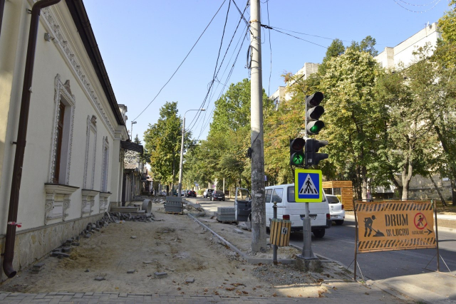 Реакция вице-примара Виктора Киронда на состояние ремонтируемых тротуаров на улицах А. Пушкина и Г. Бэнулеску-Бодони