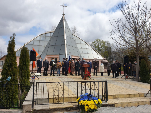 Depuneri flori la piatra de temelie a viitorului monument în memoria victimelor catastrofei nucleare de la C.A. E. Cernobîl (VIDEO)   