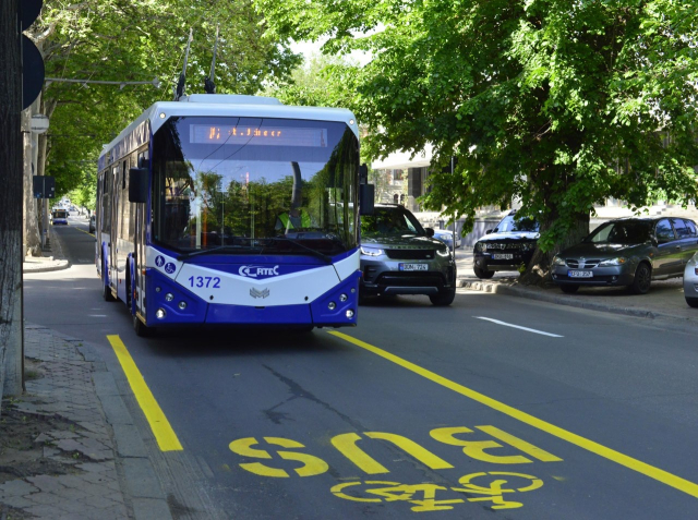 Delimitarea benzii dedicate circulației troleibuzelor și autobuzelor pe strada A. Pușkin