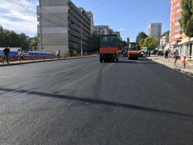 Așternerea stratului de uzură pe strada Socoleni