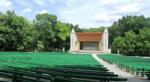 Launch of the weekly outdoor music program - "Jazz in the Park"

