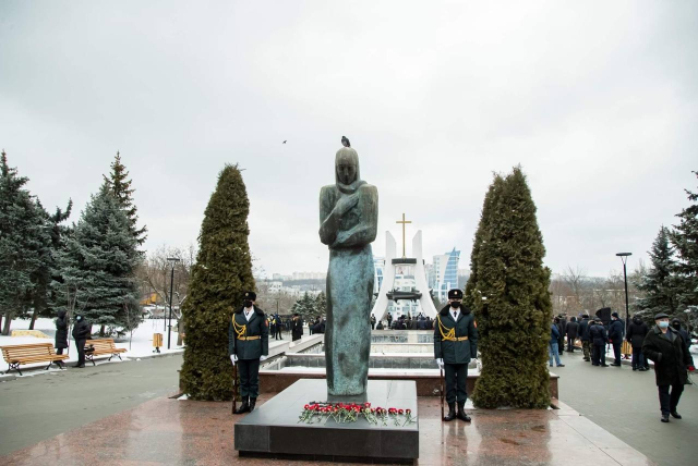 Mayor General Ion Ceban laid flowers in memory of those killed in the war in Afghanistan

