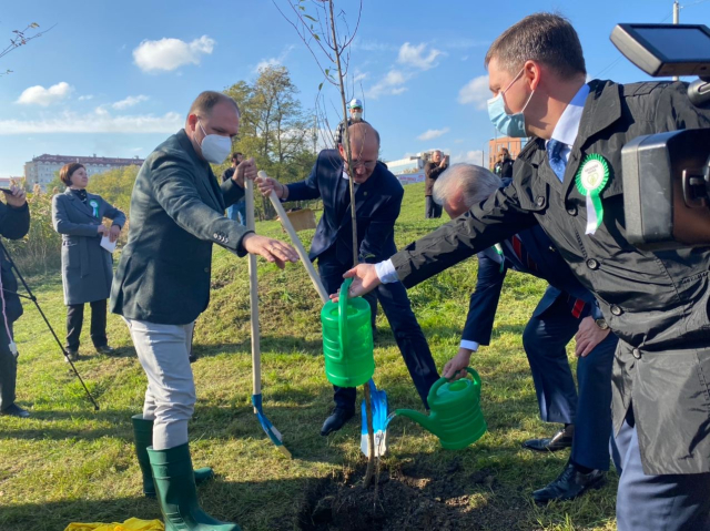 Acțiune de plantare a arborilor, în parteneriat cu Ambasada Turciei la Chișinău, în prejma lacului din strada Albișoara