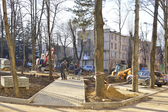 
Обустройство сквера на улице Академией

