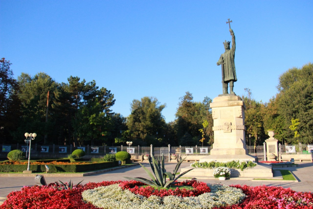 De Hramul orașului Chișinău, conducerea Primăriei a depus flori la monumentul Domnitorului Ștefan cel Mare și Sfânt (galerie foto) 