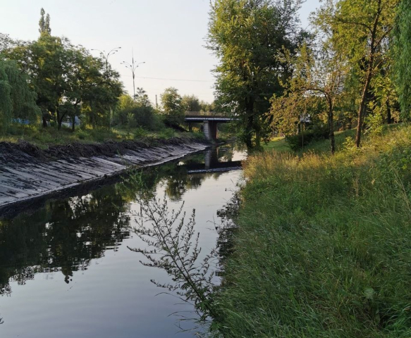 Continuă lucrările de curățare a albiei râului Bâc, în perimetrul str. Petru Rareș - str. Feredeului  