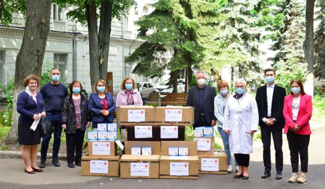 Distribuirea unui lot de măști-respirator către centrele de vaccinare antiCOVID-19 din cadrul AMT-urilor, acțiune din cadrul proiectului „Împreună împotriva COVID-19: Mannheim - Chișinău - Cernăuți"